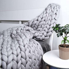 light gray chunky knitted wool blanket 800x800